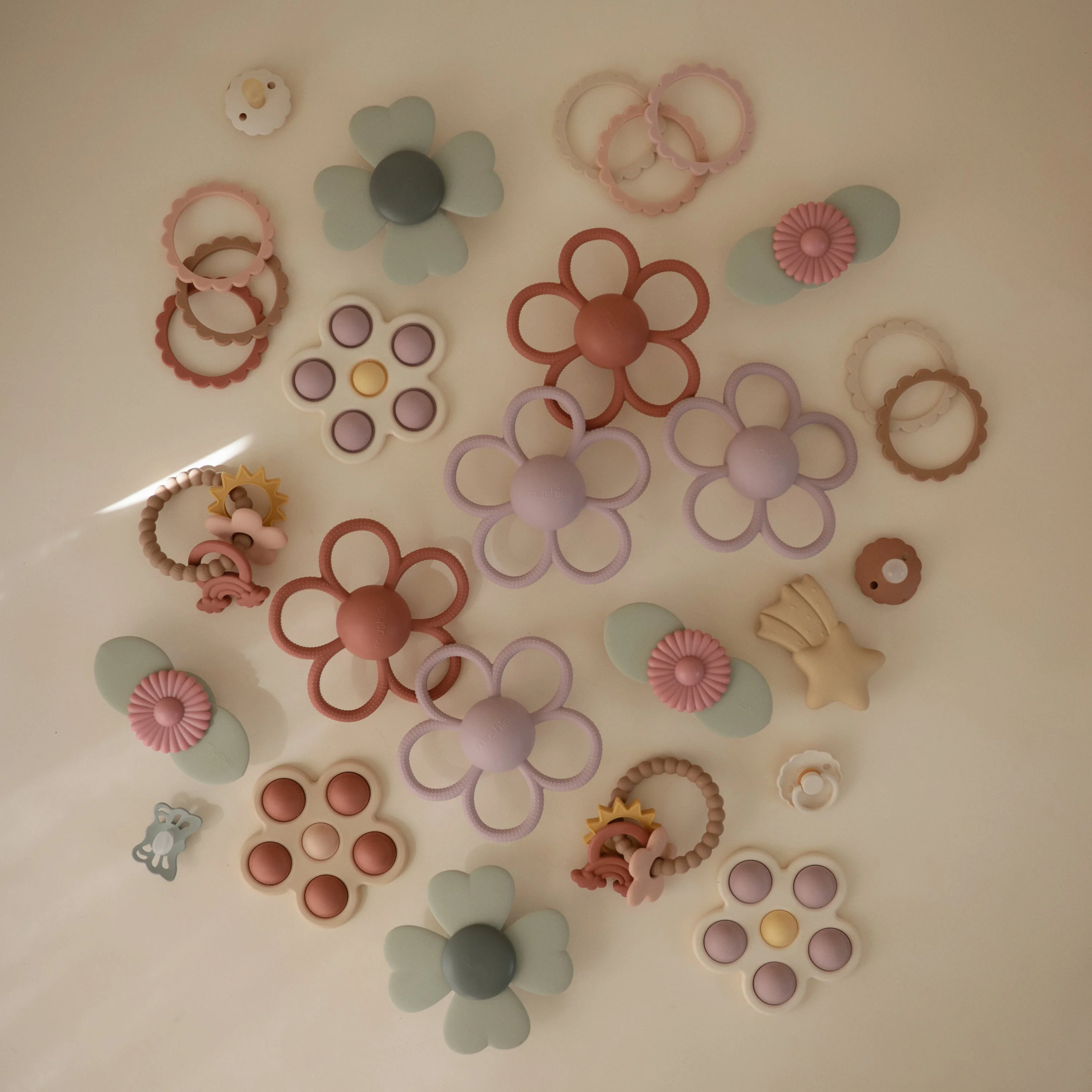 Daisy Rattle Teether - Image 13
