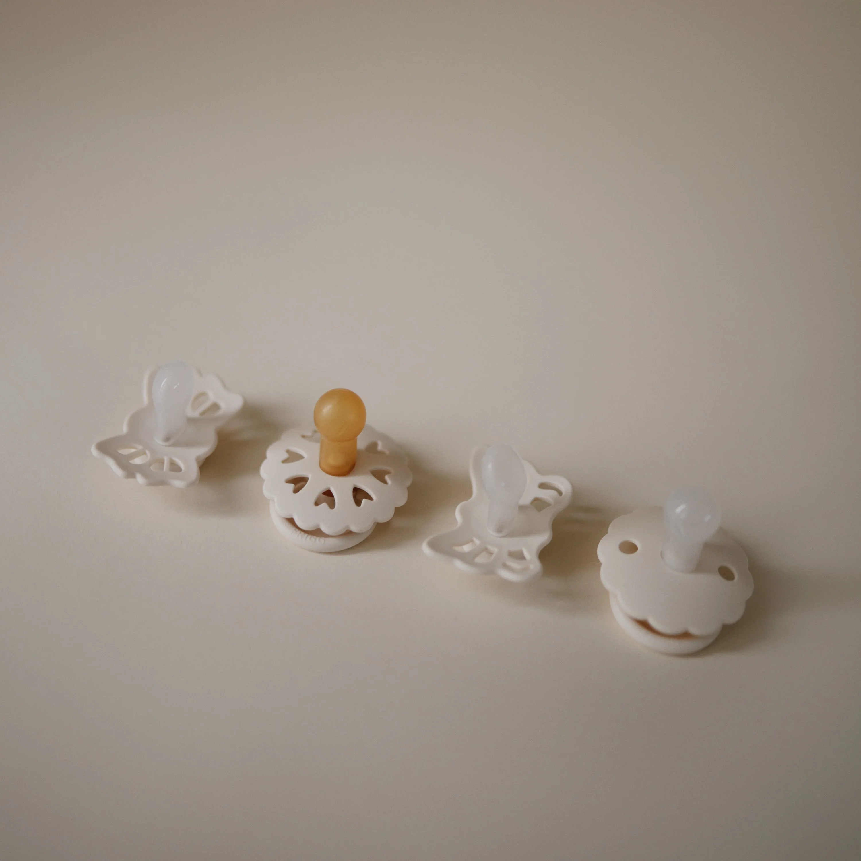 FRIGG Baby's First Pacifier Floral Heart (Cream) 4-Pack - Image 3